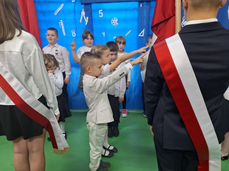 Pasowanie na uczniów w Szkole Podstawowej nr 6. Uczniowie przysięgają na sztandar szkoły