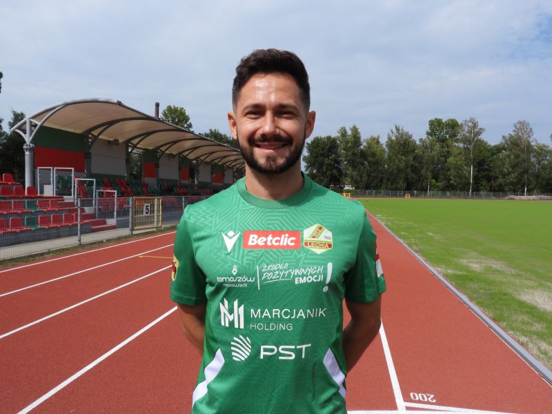 Na zdjęciu nowy zawodnik RKS Lechia. Piłkarz pozuje na tle bieżni na stadionie