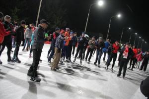 Blisko 50 uczestników nocnego maratonu łyżwiarskiego