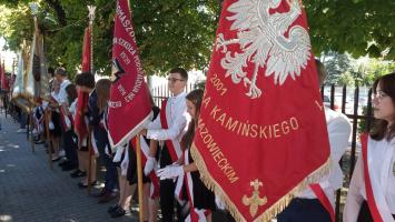 Uroczyste odsłonięcie tablicy pamiątkowej na budynku szkoły muzycznej na Zapiecku